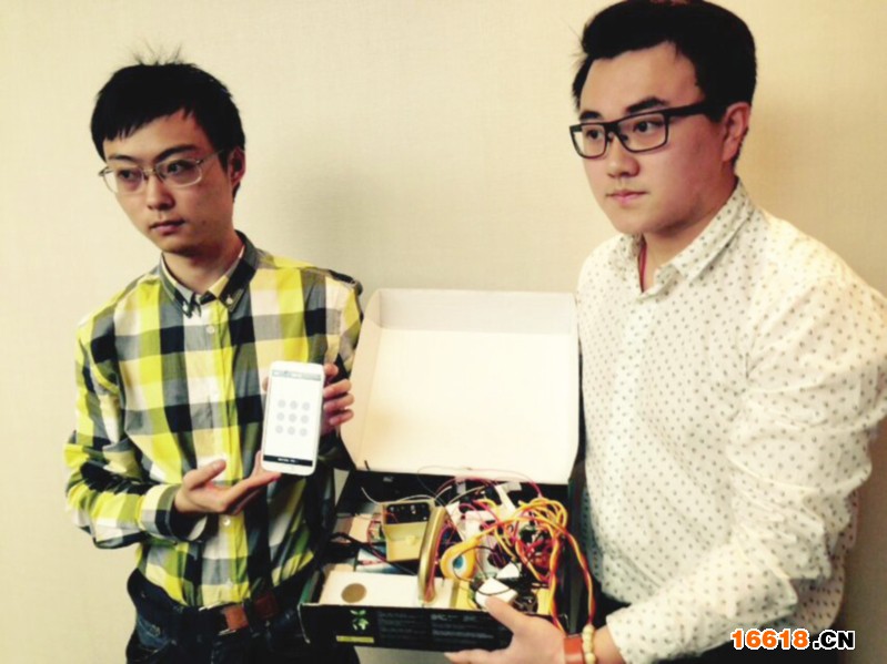 　　<a href='https://search.xinmin.cn/?q=郭子亨' target='_blank' class='keywordsSearch'>郭子亨</a>（右）和薄维汉（左）展示<a href='https://search.xinmin.cn/?q=智能门锁' target='_blank' class='keywordsSearch'>智能门锁</a>实验产品与配套手机APP